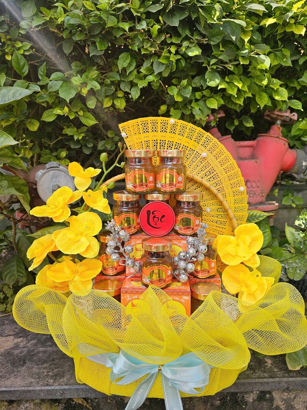 Set quà Tết Yến Na phối sắc vàng cùng hũ yến chưng và hộp quà