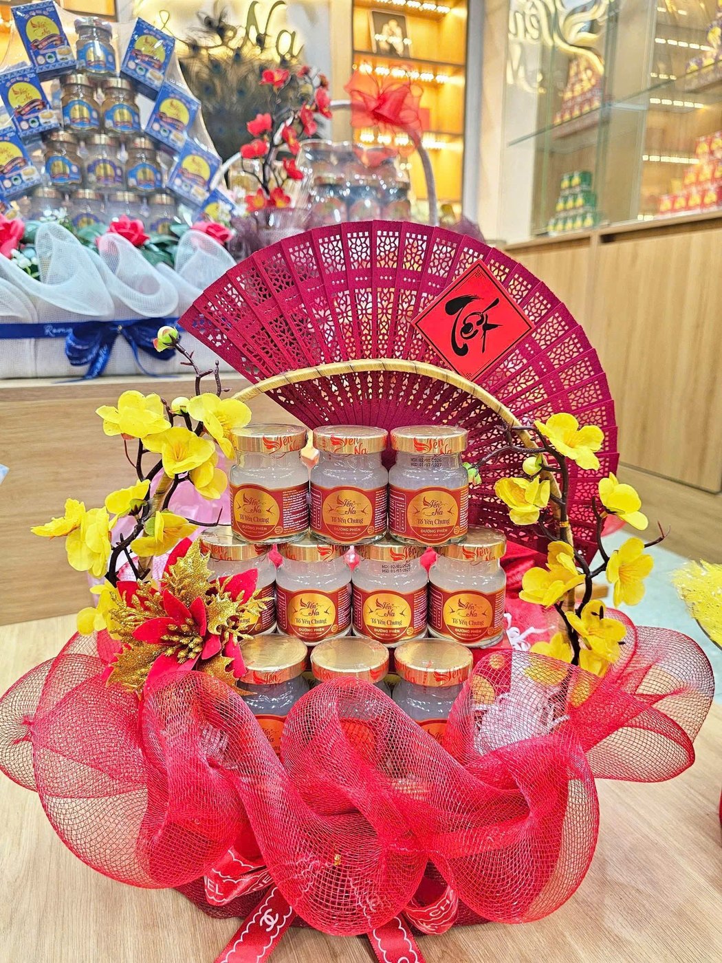 Set quà Tết Yến Na hộp đỏ với hũ yến và vật trang trí mùa xuân