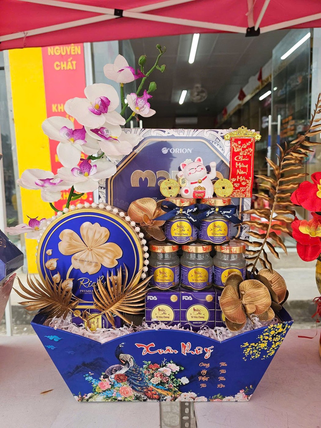 Mẫu set quà Tết Yến Na kết hợp hộp quà xanh và các hũ yến chưng sẵn
